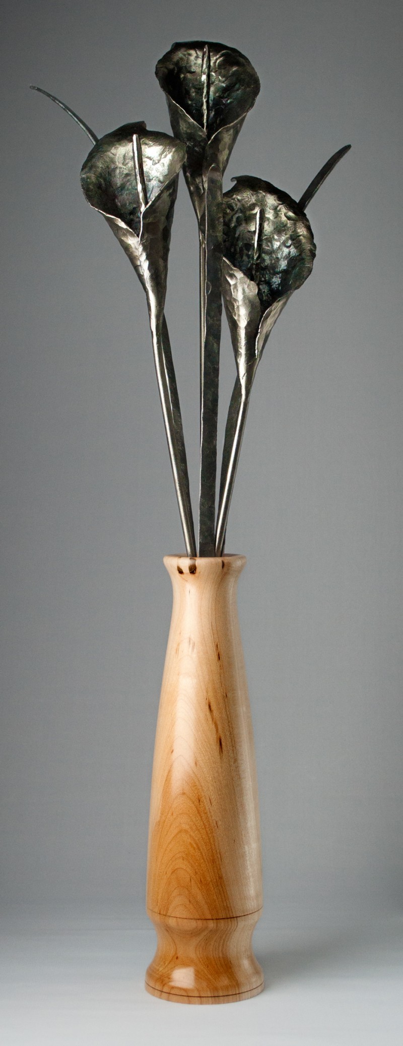 calla-lily-in-maple-vase